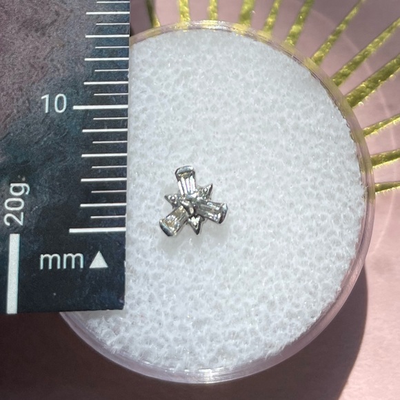 Tether Diamond and white gold Trillium threadless press fit piercing jewelry - Picture 2 of 3